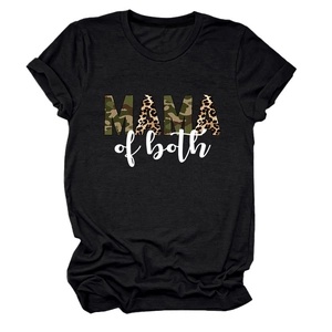 Dettaglio della stampa Mama of Both con motivi camo e leopardati su T-shirt nera