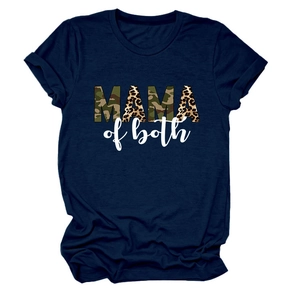 Dettaglio della stampa Mama of Both con motivi mimetici e leopardati su T-shirt blu navy