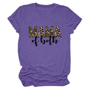 Dettaglio della stampa MAMA of both su t-shirt viola con motivi camo e leopardati