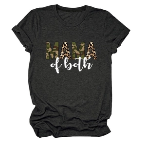 Dettaglio della stampa Mama of Both con motivi camo e leopardati su t-shirt grigia