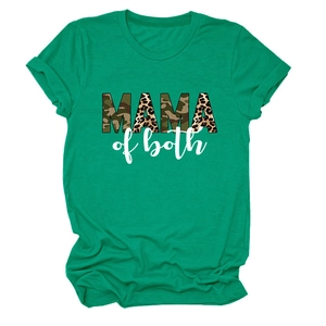Dettaglio della scritta Mama of both con stampa mimetica e leopardata su t-shirt verde