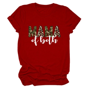 Dettaglio della t-shirt rossa con scritta MAMA of both in stampa camo e leopardata