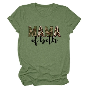 Dettaglio della stampa Mama of Both con motivi mimetici e leopardati su t-shirt oliva