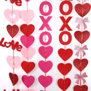 Guirlande de cœurs pailletés et LOVE pour décoration de fête de la Saint-Valentin romantique