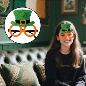 Detalle de gafas de San Patricio con sombrero de copa verde brillante y tréboles