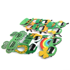 Detalle de gafas de San Patricio con tréboles, arcoíris y herradura con diseño de purpurina