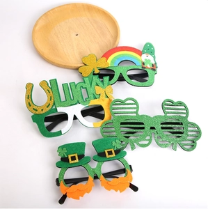 Detalle de gafas de San Patricio con letras Lucky y diseños de trébol con purpurina