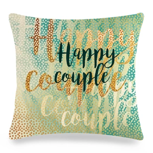 Dettaglio della federa in lino Happy Couple con scritte a strati e pois verdi