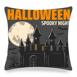Halloween kussensloop met spookachtig kasteel en volle maan op donkergrijze achtergrond