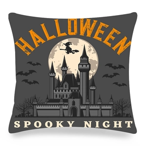 Detail van de hoogwaardige Halloween Spooky Night kasteelprint op een grijze kussensloop