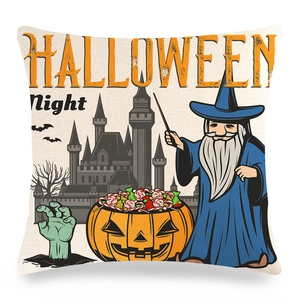 Detail van Halloween kussensloop met tovenaar, kasteel en pompoenen op linnen textuur