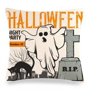 Detail van Halloween kussensloop met cartoon spook, zwarte kat en grafsteen print