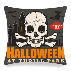 Detail van Halloween kussensloop met schedel, spookkasteel en oranje vleermuizen