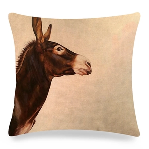Detalle de funda de cojín cuadrada de lino con retrato de burro pintado a mano