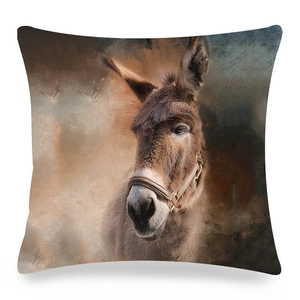 Detalle de la funda de cojín de lino con retrato de burro en estilo pintura al óleo
