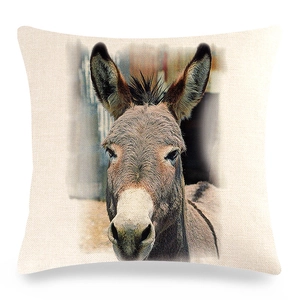 Detalle del tejido de lino y el retrato realista de un burro en la funda de cojín