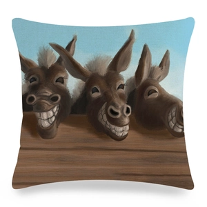 Detalle del tejido de lino de la funda de cojín cuadrada con alegres burros pintados