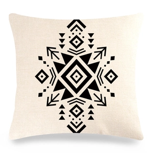Détail de la housse de coussin en lin avec texture naturelle et motif tribal noir