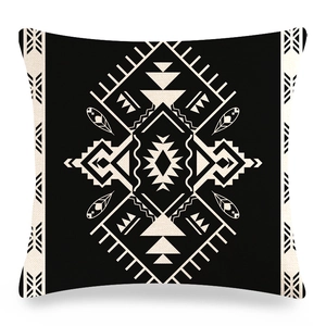 Vue détaillée de la housse de coussin en lin avec motifs géométriques et texture tissée