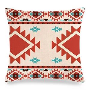 Détail de la texture tissée et des motifs tribaux géométriques sur la housse de coussin