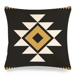 Détail de la housse de coussin en lin avec motifs tribaux et texture du tissu