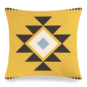 Détail de la housse de coussin en lin jaune avec motifs géométriques ethniques