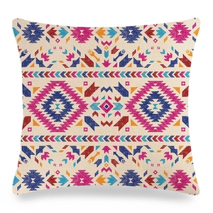 Détail du motif géométrique ethnique sur taie d'oreiller en lin avec texture de tissu