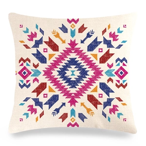 Gros plan sur taie d'oreiller en lin beige avec motifs géométriques tribaux et tissage