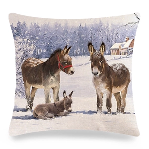 Funda de cojín de lino con familia de burros lindos en la nieve y una cabaña roja