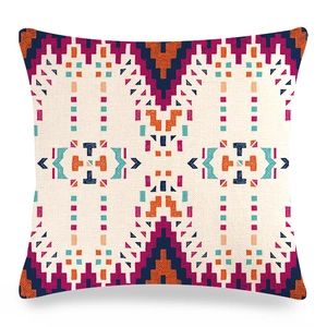 Housse de coussin en lin aux motifs bohèmes géométriques sur fond blanc épuré