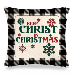 Détail de housse de coussin de Noël à carreaux avec texte Keep Christ in Christmas et flocons