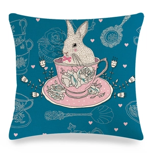 Oster-Kissenbezug aus Leinen mit weißem Hasen in einer Tasse und Herz-Motiven