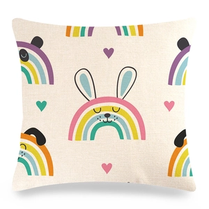 Dettaglio di federa in lino con animali arcobaleno colorati su tessuto beige