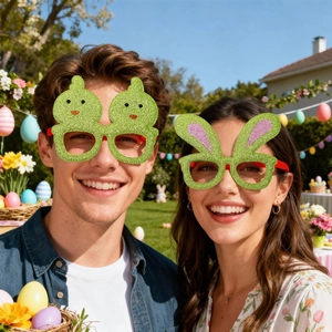 Lunettes de fête de Pâques avec oreilles de lapin et poussins portées par des modèles