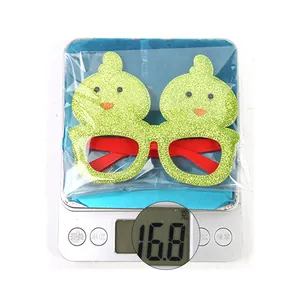 Lunettes de fête poussin de Pâques à paillettes pesant 16,8 g sur une balance
