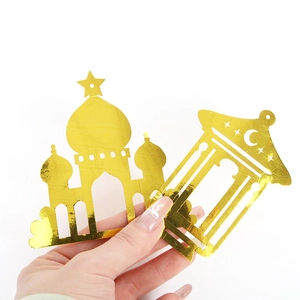 Set di decorazioni dorate per Ramadan con ritagli di moschea e lanterna per Eid