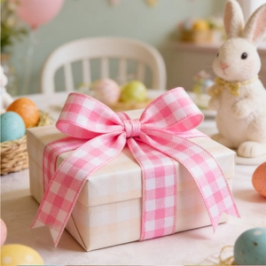 Oster-Geschenkbox mit gelbem Karopapier und rosa karierter Schleife in Frühlingsdeko