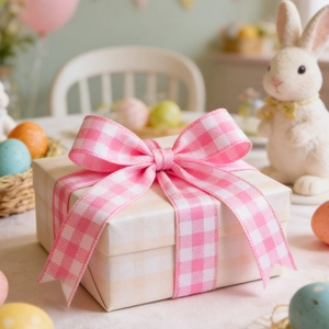 Paascadeaudoos met roze geruite strik en decoratieve eieren in een feestelijke voorjaarssetting