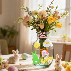 Détail d'autocollants de Pâques en feutre avec lapins et œufs sur un vase à fleurs