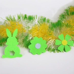 Gros plan de décorations de Pâques en feutre vert avec formes de lapin et de fleurs