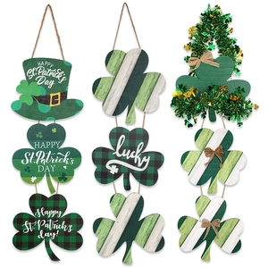 Dettaglio di targa per porta St. Patrick in legno con trifogli, strisce e plaid scozzese