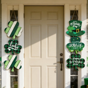 Appendini per porta San Patrizio con quadrifogli e un cappello da leprechaun verde