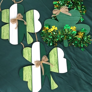 Dettaglio di trifogli in legno per San Patrizio con fiocchi rustici e ghirlanda glitter