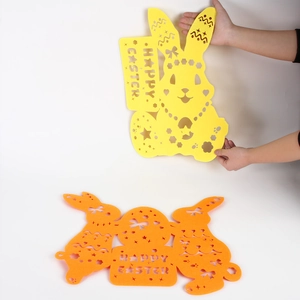 Detalle de manteles individuales de Pascua en fieltro con calados de conejo y huevos