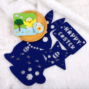Detalle de decoración de Pascua en fieltro azul con conejos y estrellas para mesa festiva