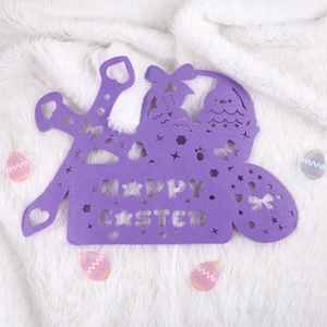 Detalle de posavasos de fieltro morado Happy Easter con huevos decorativos de Pascua