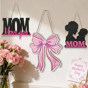 Dettaglio di tre targhe in legno per la Festa della Mamma con fiocchi rosa e scritte MOM