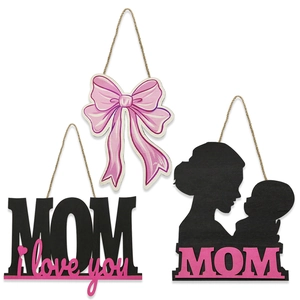 Dettaglio di 3 decorazioni in legno per la Festa della Mamma con fiocco rosa e scritta MOM