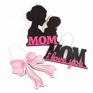 Decorazioni in legno per la Festa della Mamma con scritte MOM e I Love You e corda