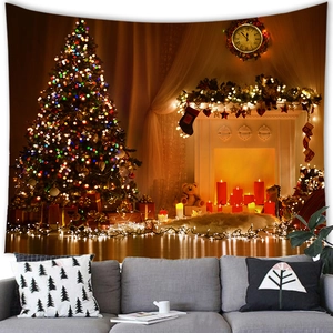 Detailansicht eines festlichen Weihnachtsbaum-Wandteppichs über einem gemütlichen Sofa